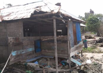 Gelombang dan Angin Kencang Hantam SBT, Puluhan Rumah Warga di Desa Manggis Rusak
