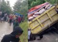 Mobil Pic Up dan Truk Bermuatan Semen Terperosok di Jembatan Darurat Wai Buga SBT