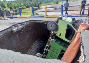 Jembatan Wai Mer Ambruk, Sebuah Mobil Truk di SBT Terperosok dengan Muatan