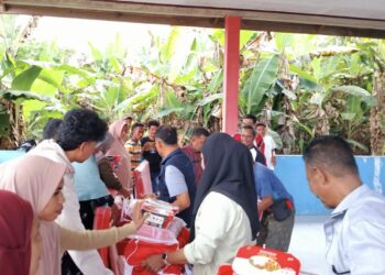 Dinas Sosial SBT Serahkan Bantuan kepada Korban Banjir di Kota Bula