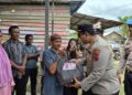 Kapolres SBT Turun Tangan Bagi Bansos ke Masyarakat