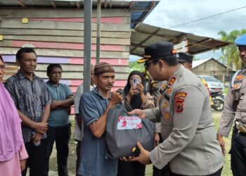Kapolres SBT Turun Tangan Bagi Bansos ke Masyarakat