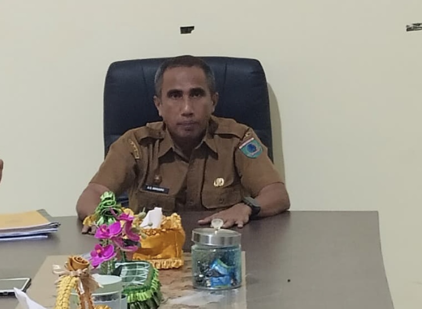 Pj Sekda SBT, A. Q. Amahoru memberikan keterangan kepada wartawan di ruang kerjanya. (Foto : Ist)