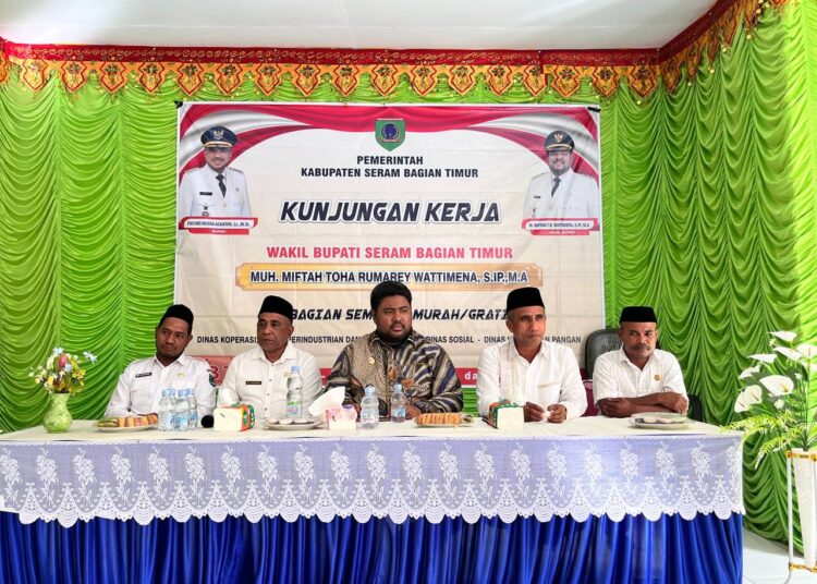 Wabup SBT, M. Miftah Thoha R. Wattimena menggelar pertemuan dengan Camat Pulau Gorom, Gorom Timur, Pulau Panjang bersama Kepala Desa dan staf dari tiga kecamatan tersebut di gedung SMP 2 SBT di Kataloka, Minggu (10/08/2025).