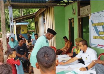 Kantor Pertanahan SBT Serahkan 83 Sertifikat Elektronik Redistribusi Tanah di Desa Kufar