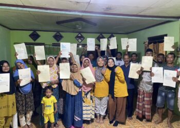 Pertanahan SBT Serahkan 202 Sertifikat Elektronik PTSL di Desa Kelibingan