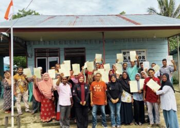 Pertanahan SBT Serahkan 366 Sertifikat Elektonik Redistribusi Tanah di Desa Dulak