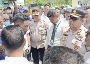 Temui Masa Aksi, Kapolres SBT Beberkan Penetapan Tersangka Oknum Guru Rudapaksa Siswi