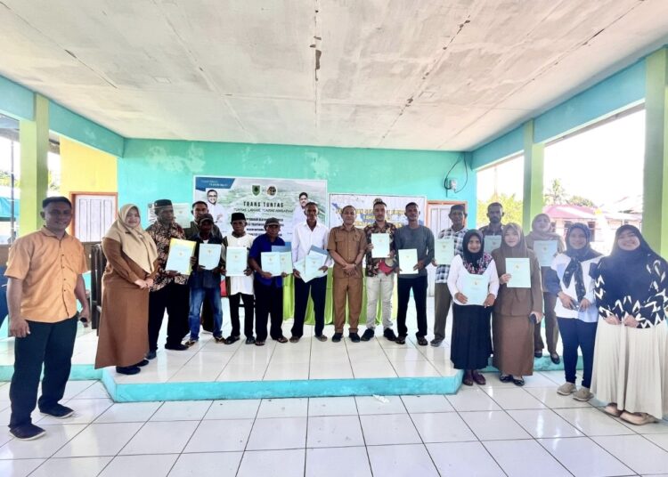 Kantor Pertanahan SBT bersama Dinas Tenaga Kerja dan Transmigrasi (Nakertrans) SBT menyerahkan SHM kepada warga transmigrasi Waikudal, Desa Batuasa, Kecamatan Werinama. (Dok : Ist)