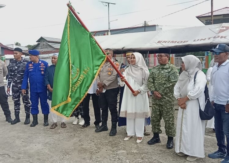 Kepala Pemerintah Kecamatan Bula, Fitria Kilbaren secara resmi melepaskan peserta pawai ta’arus Seleksi Tilawatil Qur’an (STQ) Kecamatan Bula di halaman Masjid Al-Ikhwan Bula, Jumat (14/11/2025) sore. (Dok : Ist)