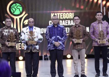 Wakil Menteri Ketenagakerjaan RI, Afriansyah Noor foto bersama Bupati SBT, Fachri Husni Alkatiri dan tiga kepala daerah lainnya usai menyerahkan penghargaan Anugerah Cita Negeri kategori Daerah Inovasi Berkelanjutan. (Dok : Ist)
