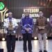 Wakil Menteri Ketenagakerjaan RI, Afriansyah Noor foto bersama Bupati SBT, Fachri Husni Alkatiri dan tiga kepala daerah lainnya usai menyerahkan penghargaan Anugerah Cita Negeri kategori Daerah Inovasi Berkelanjutan. (Dok : Ist)