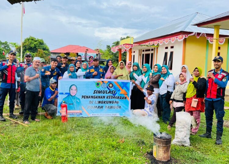 TP-PKK SBT menggandeng Dinas Pemadam Kebakaran (Damkar) SBT menggelar simulasi penanganan kebakaran di lingkungan rumah tangga. (Dok : TP-PKK SBT)