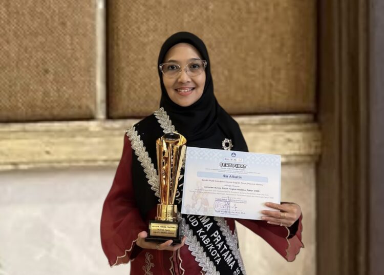 Bunda Pendidikan Anak Usia Dini (PAUD) Kabupaten Seram Bagian Timur (SBT), Ika Fachri Alkatiri menerima Anugerah Wiyata Dharma Pratama dari Kementerian Pendidikan, Kebudayaan, Riset dan Teknologi (Kemendikbudristek).