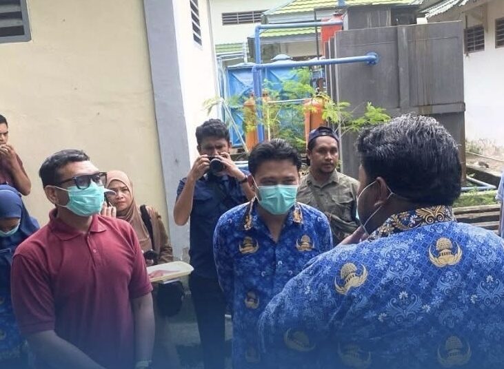 Wakil Bupati SBT M. Miftah Thoha R. Wattimena bersama Direktur RSUD Bula dan Marketing Area Maluku PT Univeesal ECO Pasifik Muhammad Darmawan memantau proses pengangkutan limbah medis di RSUD Bula. (Dok : Ist)