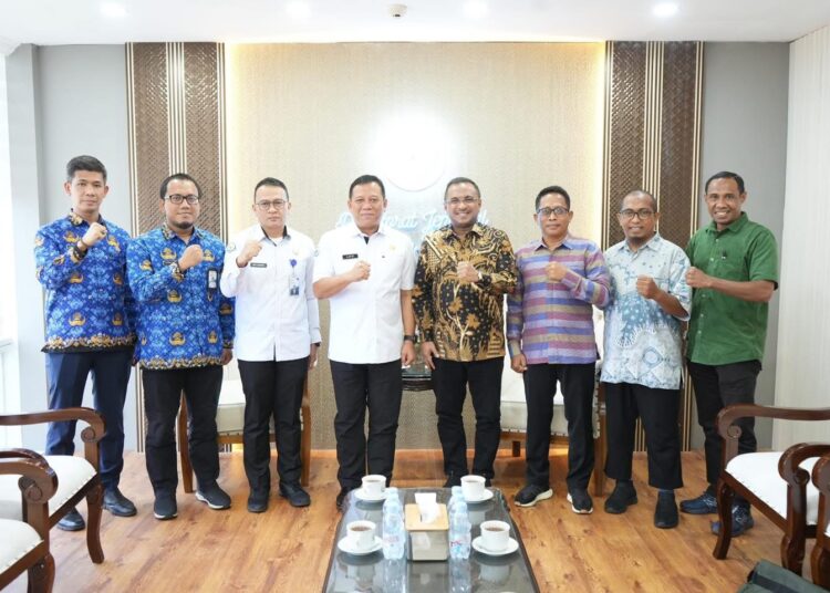 Bupati SBT bersama Pelaksana Tugas (Plt) Kepala Dinas Perikanan SBT Surahman dan Sekretaris Dinas Perikanan SBT Abdul Gafur Rumagia itu untuk menemui Direktur Jenderal (Dirjen) Perikanan Tangkap Lotharia Latif. (Dok : Ist)