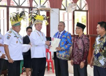 Menteri ATR Serahkan Sertifikat untuk 10 Rumah Ibadah di Papua