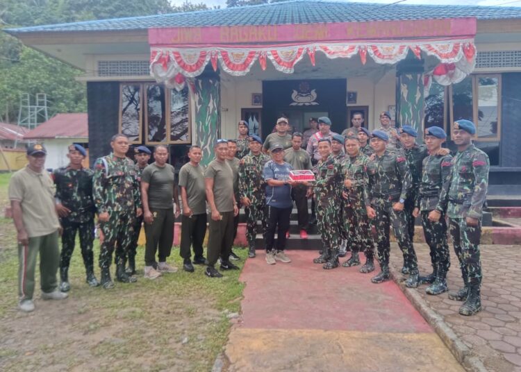 Danramil 1502-06/Bula, Kapten Inf. M. Jen Anjarang bersama sejumlah personel sambangi Brimob Kompi 3 Batalyon B Pelopor di kawasan Rumah Tiga, Kota Bula untuk merayakan Hari Ulang Tahun (HUT) Brimob ke-80 tahun.