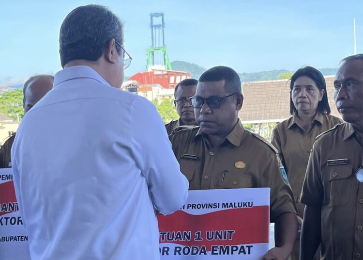 Gubernur Maluku Hendrik Lewerissa menyerahkan satu unit Traktor roda empat kepada Plt Kepala Dinas Pertanian SBT Sofyan Waraiya. (Dok : Dinas Pertanian SBT)