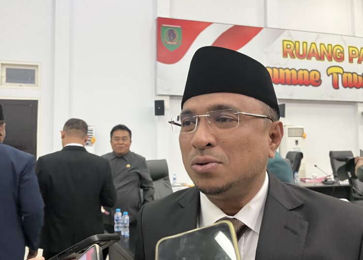 Bupati SBT Fachri Husni Alkatiri memberikan keterangan kepada wartawan di Kantor DPRD SBT. (Dok : Pribadi)