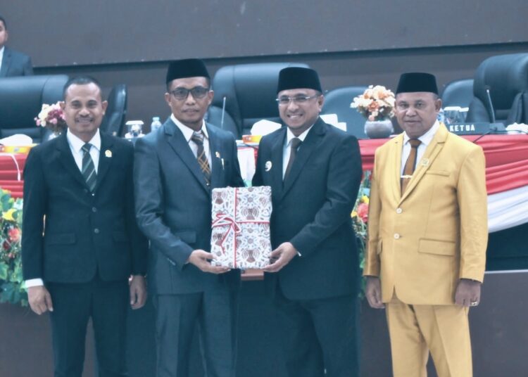 Bupati SBT Fachri Husni Alkatiri menyerahkan dokumen nota keuangan dan Ranperda APBD tahun anggaran 2026 kepada Ketua DPRD SBT Risman Sibualamo didampingi Wakil Ketua DPRD Husen Kelilauw dan Jasali Keliwar. (Dok : Dinas Kominfo SBT)
