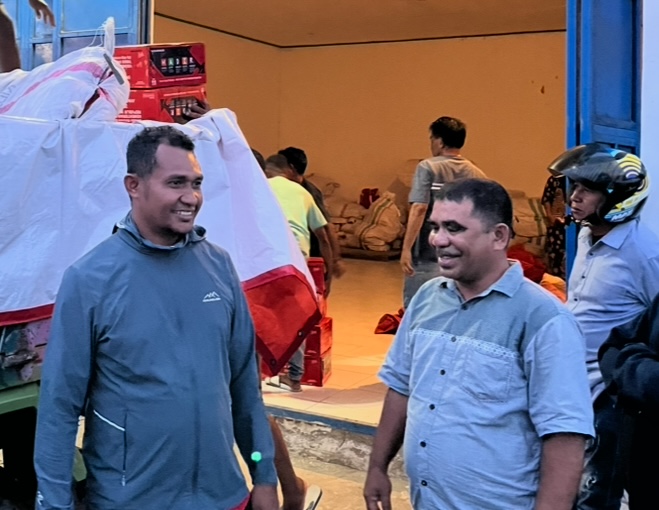 Anggota DPRD SBT Rudi Wadjo bersama Plt Kepala Dinas Sosial SBT Sudir Rumanama memantau pengangkutan bantuan untuk didistribusi ke Desa Effa. (Dok : Pribadi)