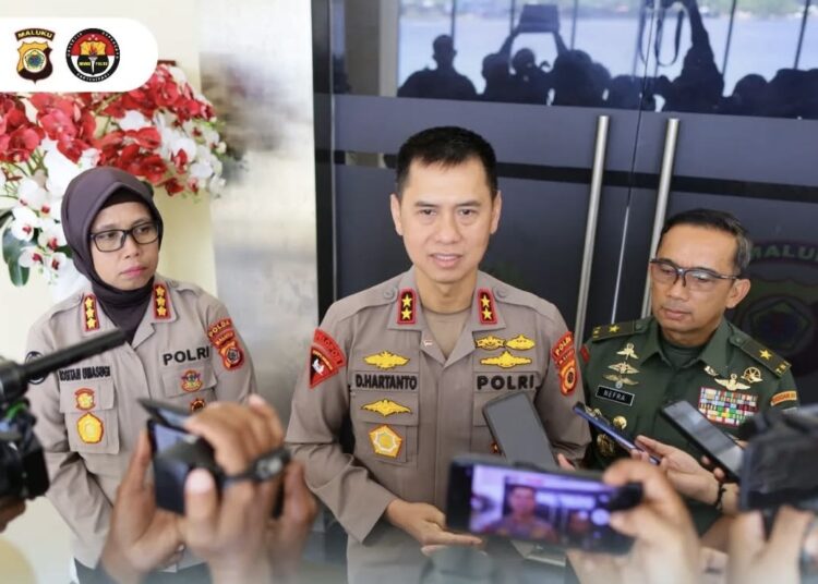 Kapolda Maluku, Irjen Pol. Dr. Dadang Hartanto memberikan keterangan kepada wartawan. (Dok : Humas Polda Maluku)