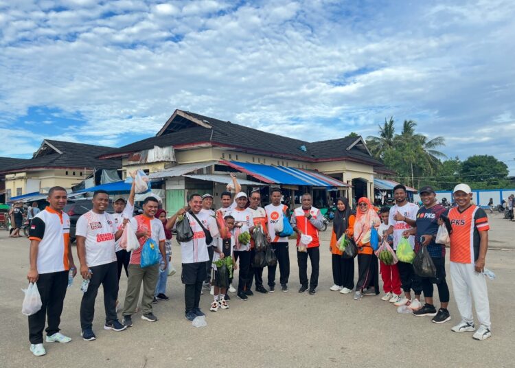 Ketua DPD PKS Kabupaten SBT bersama pengurus melakukan aksi belanja di Pasar Gumumae Bula. (Dok : Pribadi)