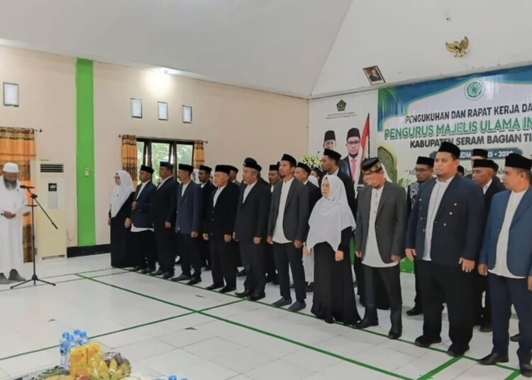 Pengurus Majelis Ulama Indonesia (MUI) Kabupaten Seram Bagian Timur (SBT) masa khidmat 2025-2029 resmi dikukuhkan oleh Wakil Ketua MUI Maluku, KH. Abu Imam Abdurrohim Rumbara di Aula Kantor Kementerian Agama (Kemenag) SBT pada Senin (29/12/2025).