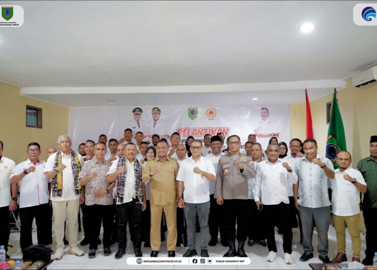 Bupati SBT Fachri Husni Alkatiri, Sekda SBT A. Q. Amahoru, Komisaris PT MEA Azis Hentihu, Ketua Komisi II DPRD SBT Husin Rumadan, Ketua KONI Maluku M. A. S. Latuconsina beserta pengurus dan undangan berfoto bersama pengurus KONI SBT. (Dok : Dinas Kominfo SBT)