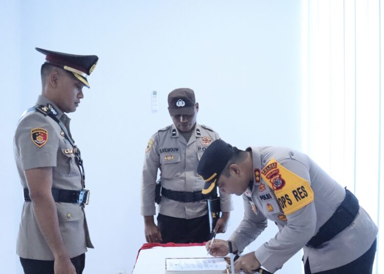 Kapolres SBT AKBP Alhajat memimpin upacara penyerahan jabatan Wakapolres SBT. (Dok : Humas Polres SBT)