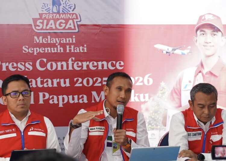 Executive General Manager Pertamina Patra Niaga Regional Papua Maluku, Awan Raharjo melakukan press conference di SPBU Entrop Jayapura, Senin (22/12/2025)