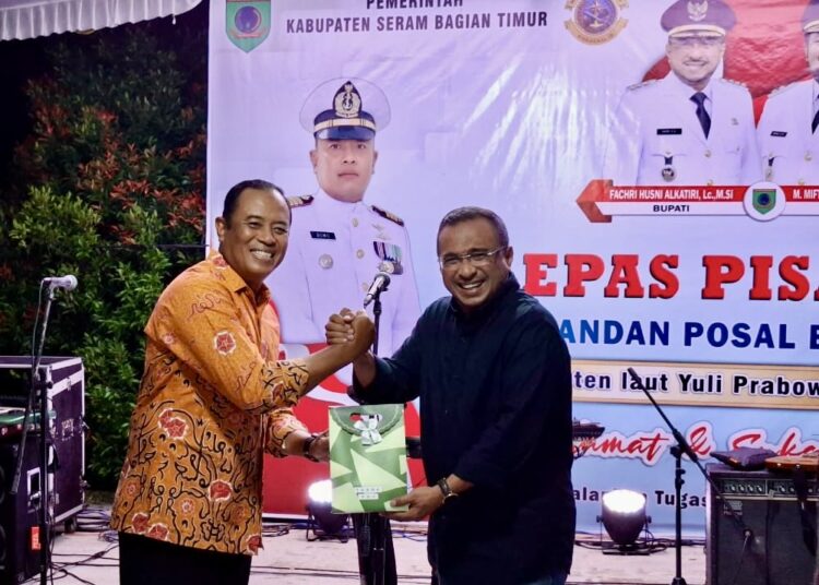 Bupati SBT, Fachri Husni Alkatiri foto bersama Danpos AL Bula, Kapten Yuli Prabowo dalam sela-sela acara perpisahan. (Dok : Pribadi)