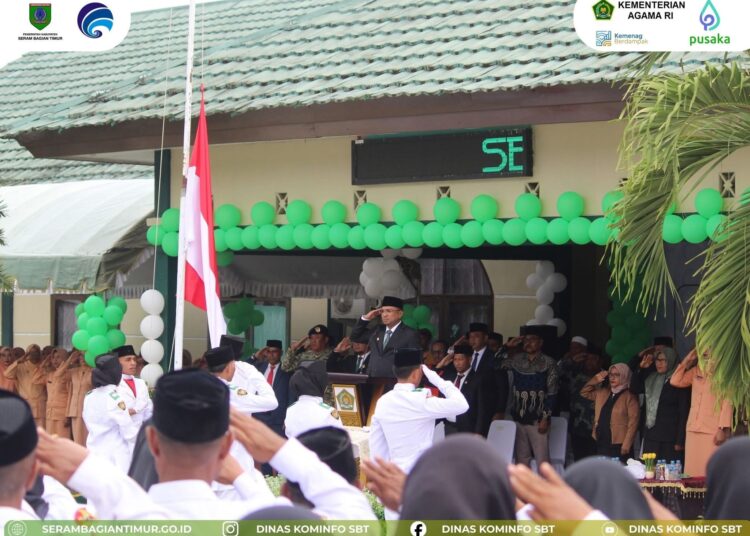 Bupati SBT Fachri Husni Alkatiri berindak menjadi Irup pada upacara peringatan HAB Kemenag ke-80 tahun di halaman Kantor Kemenag SBT. (Dok : Dinas Kominfo SBT)