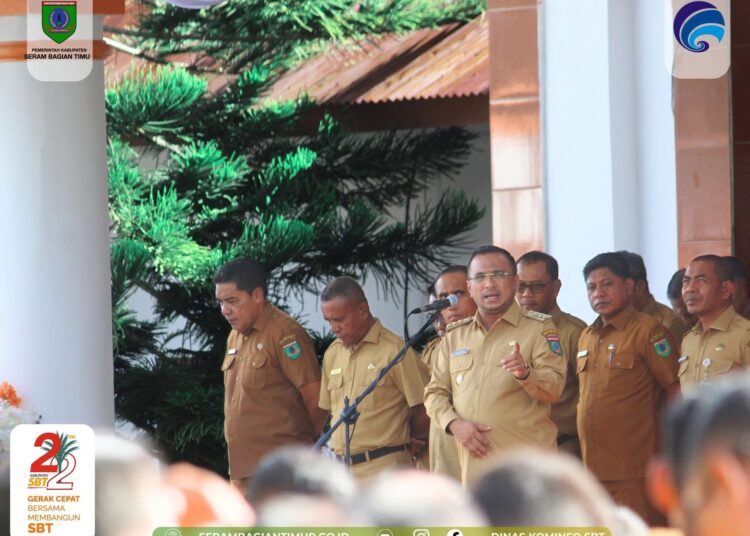 Bupati SBT, Fachri Husni Alkatiri memimpin apel perdana tahun 2026 di halaman Kantor Bupati SBT (Dok : Dinas Kominfo SBT)