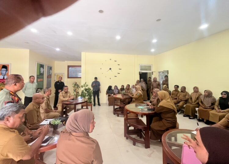 Bupati SBT Fachri Husni Alkatiri bersama tim melakukan Sidak di Dinas Kesehatan SBT (Dok : Ist)