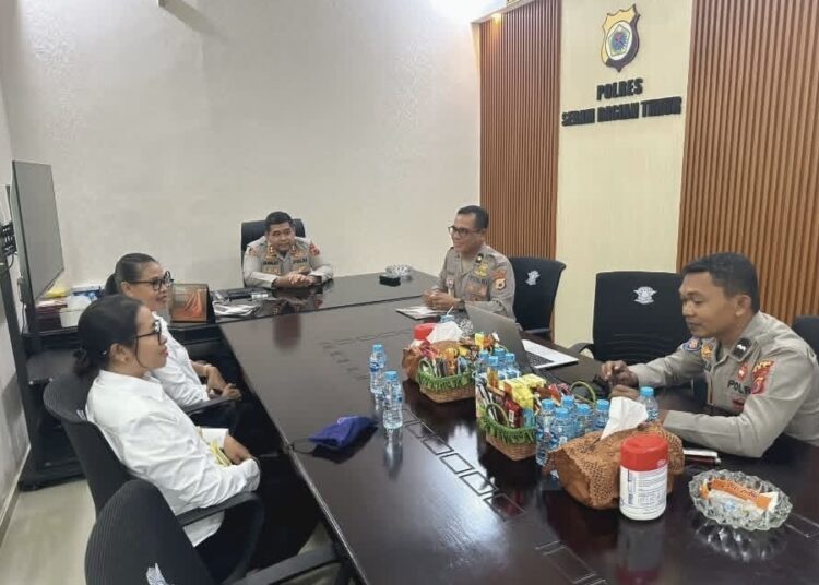 Kepala Kantor Pertanahan Kabupaten Seram Bagian Timur (SBT) Rosa F. Ch. Batmomolin temui Kapolres SBT AKBP Alhajat di Kantor Polres SBT pada Rabu kemarin. (Dok : Humas Pertanahan SBT)