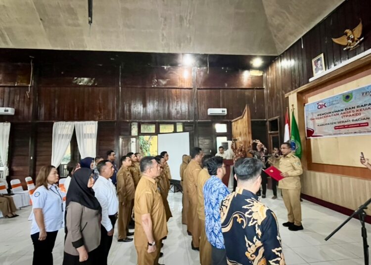 Bupati Seram Bagian Timur (SBT) Fachri Husni Alkatiri secara resmi mengukuhkan Tim Percepatan Akses Keuangan Daerah (TPAKD) SBT di Aula Pendopo pada Senin (26/01/2026).