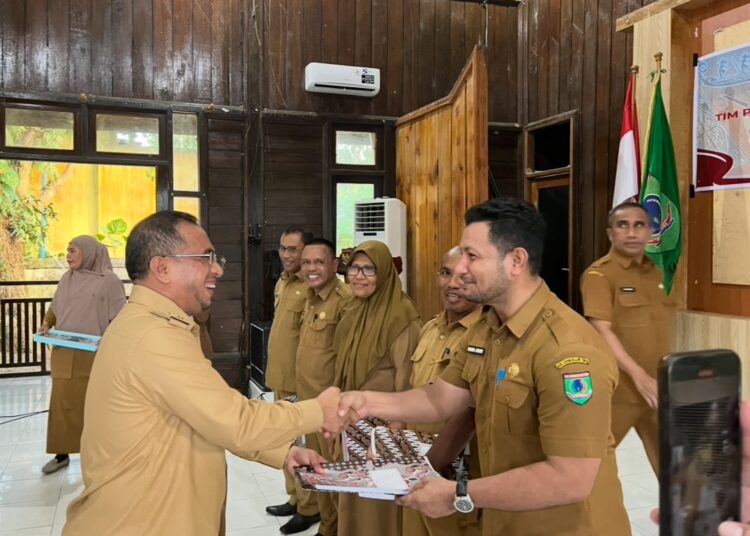 Bupati SBT Fachri Husni Alkatiri menyerahkan DPA secara simbolis kepada lima pimpinan OPD (Dok : Pribadi)