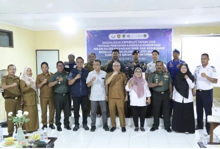 Foto bersama usai kegiatan sosialisasi Keputusan Menteri (Kepmen) 71 tahun 2025 tentang penetapan kawasan konservasi perairan Seram Bagian Timur (SBT).