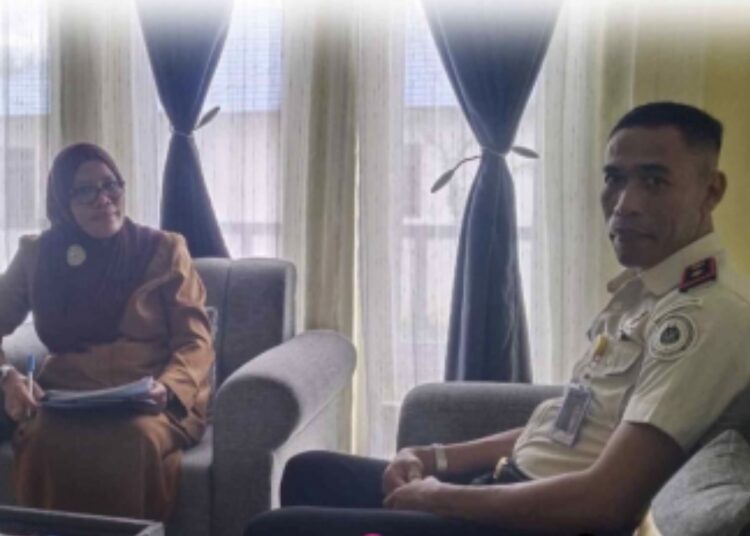 Kepala Lembaga Pemasyarakatan (Kalapas) Kelas III Geser, Kabupaten Seram Bagian Timur (SBT) Mulyo Utomo menemui Pelaksana Tugas Dinas Kesehatan (Dinkes) setempat Punira Kilwalaga. (Dok : Humas Lapas Kelas III Geser)
