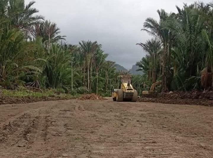 Pembangunan jalan Kota Baru-Airnanang di Kabupaten Seram Bagian Timur (SBT) menunjukkan progres baik di lapangan. (Dok : Ist)