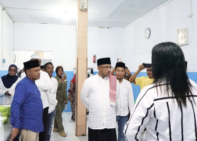 Bupati SBT Fachri Husni Alkatiri bersama Plt Kepala Dinas Ketahanan Pangan SBT Nofel Alkatiri meninjau SPPG Geser beberapa waktu lalu (Dok : Dinas Kominfo SBT)