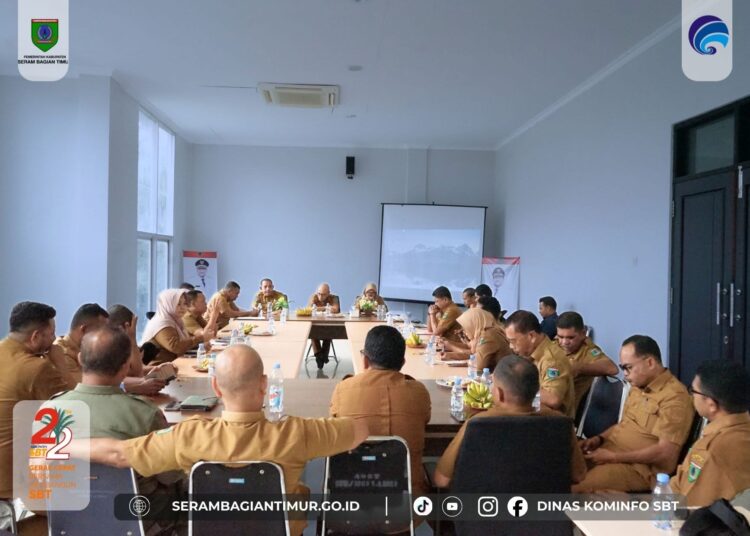 Panitia pelaksana satu tahun pemerintahan Fachri-Vitho melakukan rapat menyiapkan pelaksanaan kegiatan. (Dok : Dinas Kominfo SBT)