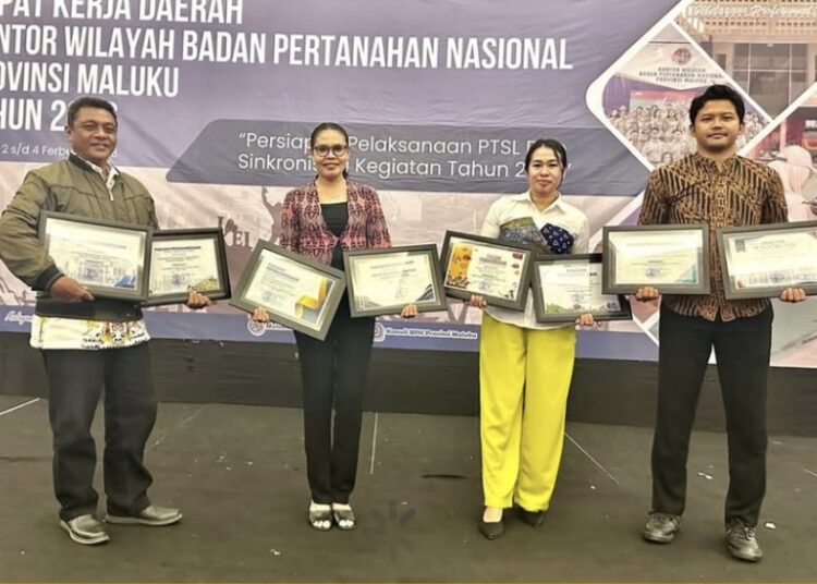 Kantor Pertanahan Kabupaten Seram Bagian Timur (SBT) meraih sebanyak tujuh penghargaan dari Kantor Wilayah (Kanwil) Bandan Pertanahan Nasional (BPN) Maluku. (Dok : Humas Pertanahan SBT)