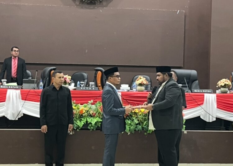 Wakil Bupati SBT M. Miftah Thoha R. Wattimena menyerahkan dokumen lima Ranperda yang diusulkan Pemda SBT kepada Ketua DPRD SBT Risman Sibualamo. (Dok : Pribadi)
