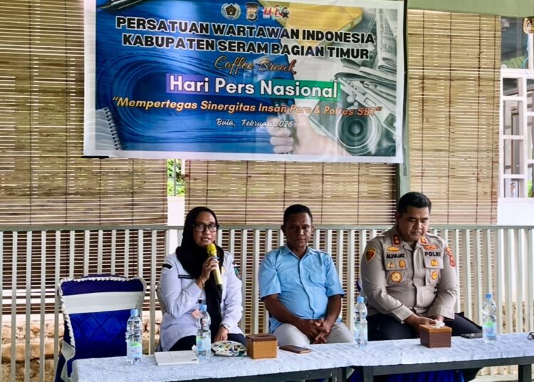 Kepala Diskominfo SBT memberikan wejangan dalam acara Coffee Break yang digelar PWI SBT.