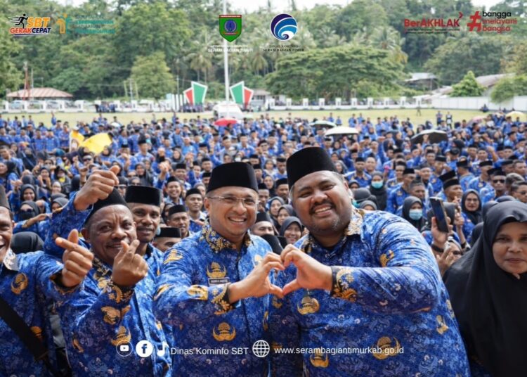 Bupati dan Wakil Bupati SBT Fachri Husni Alkatiri-M. Miftah Thoha R. Wattimena foto bersama PPPK Paruh Waktu. (Dok : Dinas Kominfo SBT)