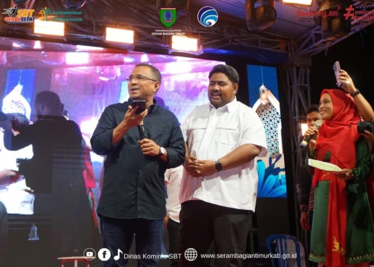 Setelah melaunching layanan Call Center 112, Bupati SBT Fachri Husni Alkatiri langsung mencoba layanan tersebut. (Dok : Diskominfo SBT)