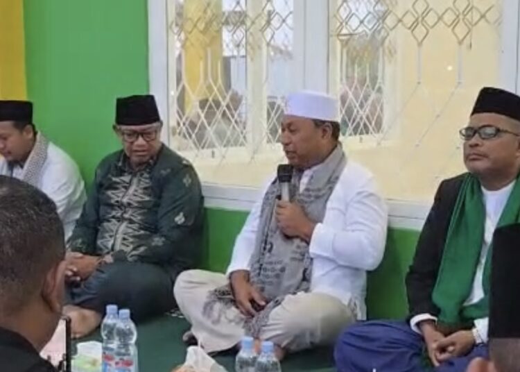 Wakil Gubernur Maluku Abdullah Vanath dan Kepala Kantor Wilayah (Kakanwil) Kementerian Agama (Kemenag) Maluku H. Yamin melaksanakan buka puasa bersama masyarakat Dusun Pelita Jaya, Kecamatan Seram Barat, Kabupaten Seram Bagian Barat (SBB).